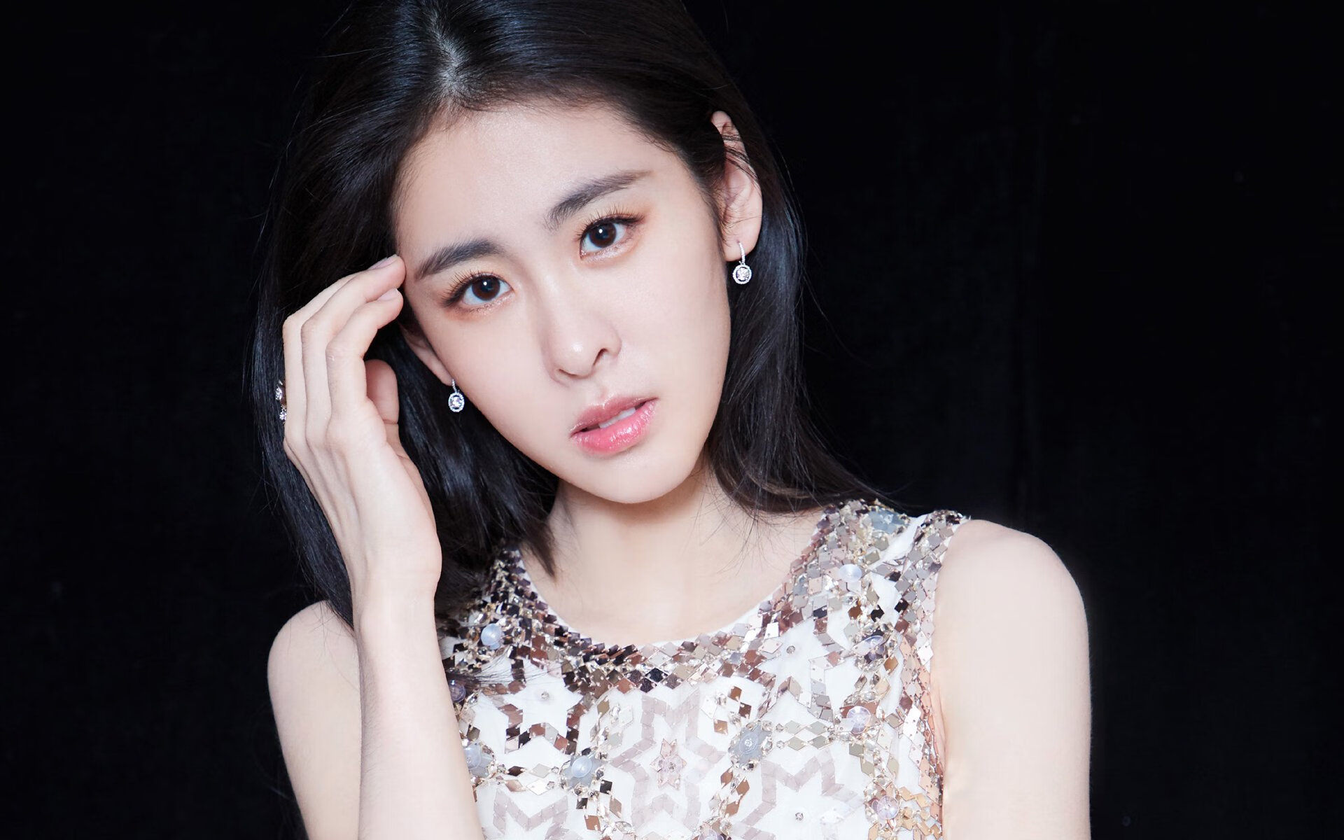 开云体育-当厄瓜多尔高原雄鹰啄伤斑马军团，日本武士在篮球圣殿举起东决权杖，体育平行宇宙的华丽错位